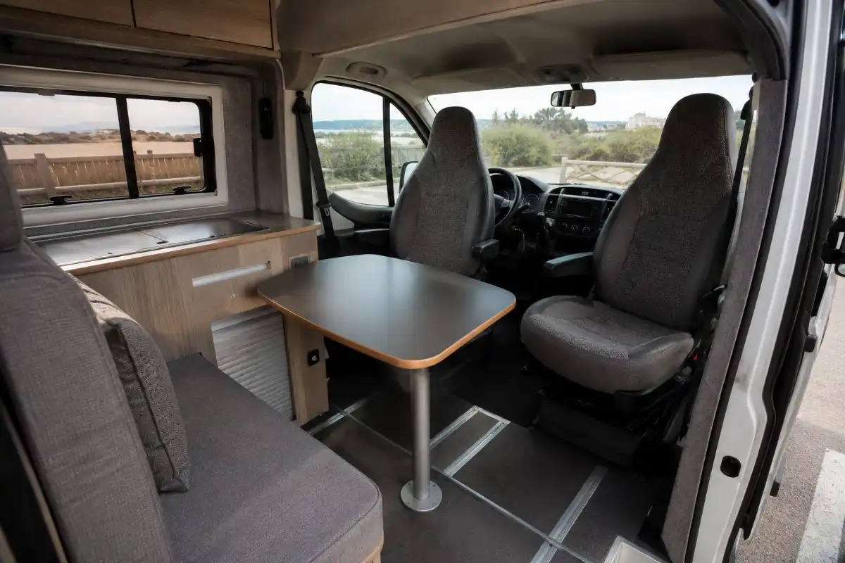 Asientos giratorios: marcas compatibles y homologación 2 Interior de furgoneta camper con detalle de modificaciones asientos giratorios homologacion