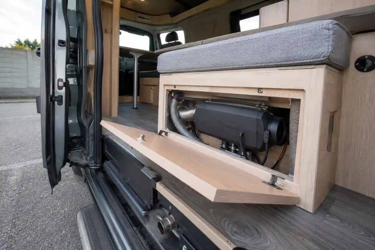 Calefacción estacionaria: Webasto, Planar y opciones 4 Interior de furgoneta camper con detalle de modificaciones calefaccion estacionaria