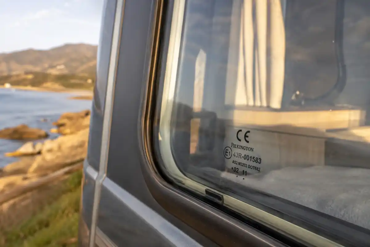 5 errores comunes al homologar una camper 3 Etiqueta CE y marcado 43R en ventana de camper errores homologar camper