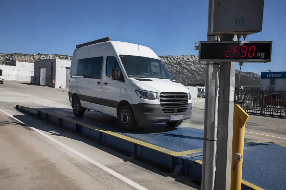 5 errores comunes al homologar una camper 4 Furgoneta en báscula de pesaje industrial errores homologar camper