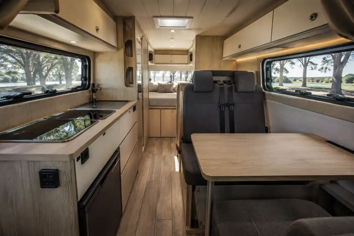 5 errores comunes al homologar una camper 6 Interior de furgoneta camper con detalle de modificaciones