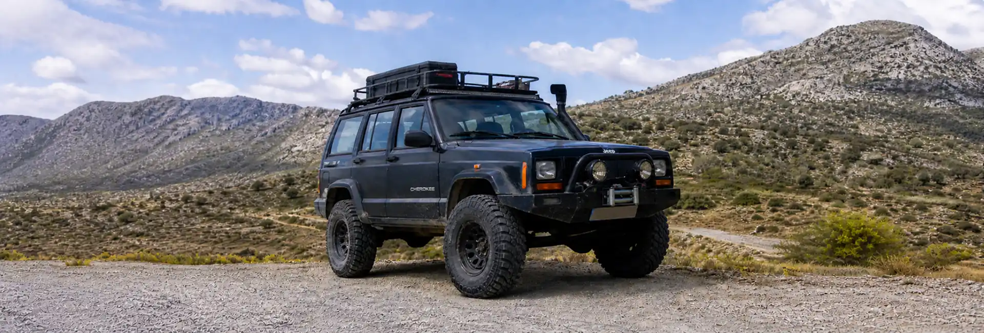 Homologar 4x4 1 Todoterreno 4x4 preparado con kit de elevación, llantas MT, snorkel y defensas en ruta offroad o montaña