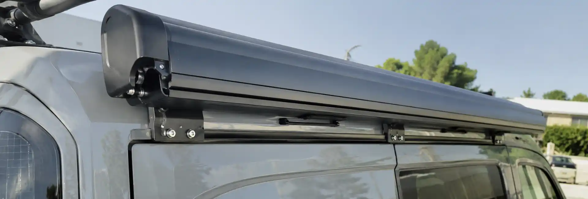 Toldos 1 Toldo Fiamma o Thule plegado en lateral de furgoneta camper, detalle de soportes homologar camper toldos