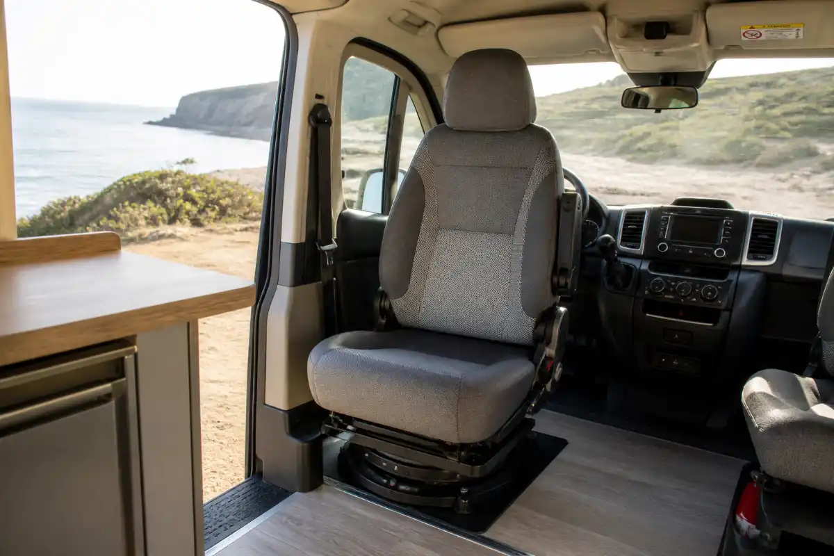 Asientos giratorios 2 Asiento de piloto de furgoneta girado 180° con base giratoria visible homologar camper asientos giratorios