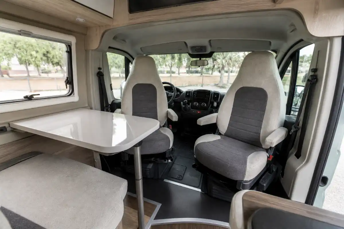Asientos giratorios 4 Interior de furgoneta camper con detalle de modificaciones homologar camper asientos giratorios