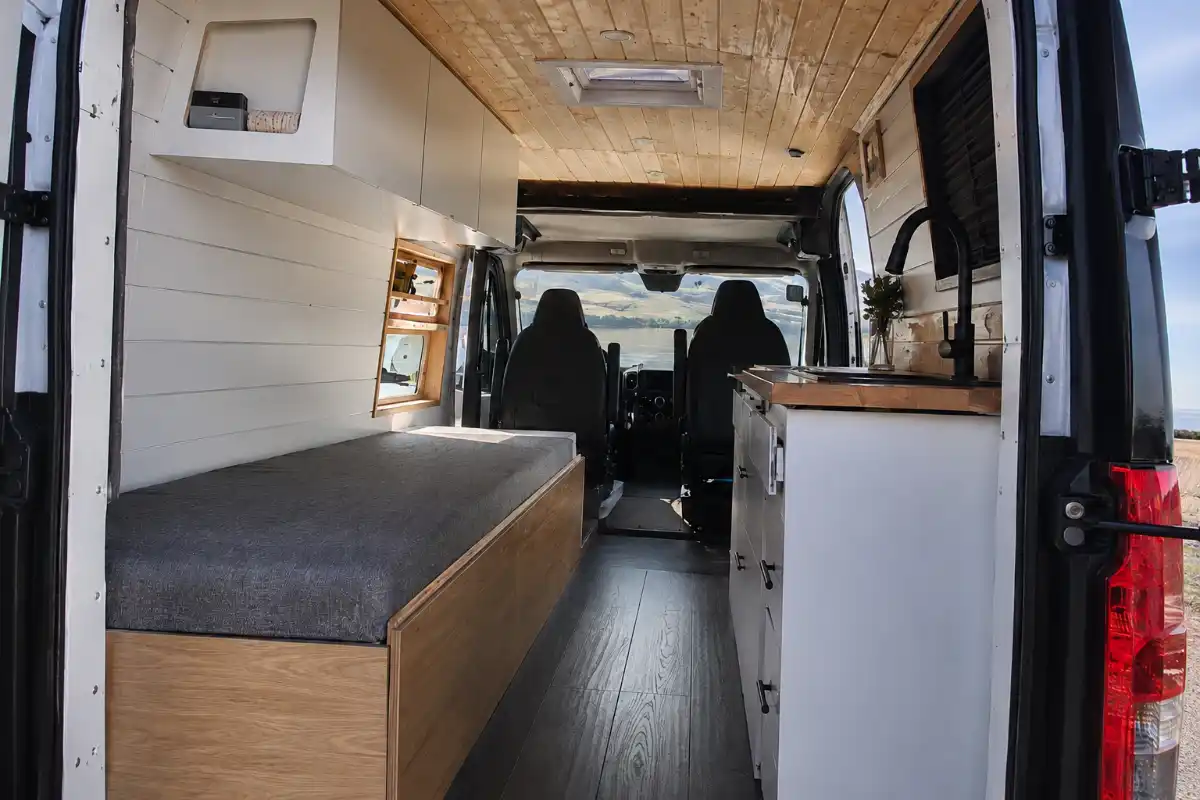 Camperización 2 Interior de furgoneta camper con detalle de modificaciones homologar camper camperizacion
