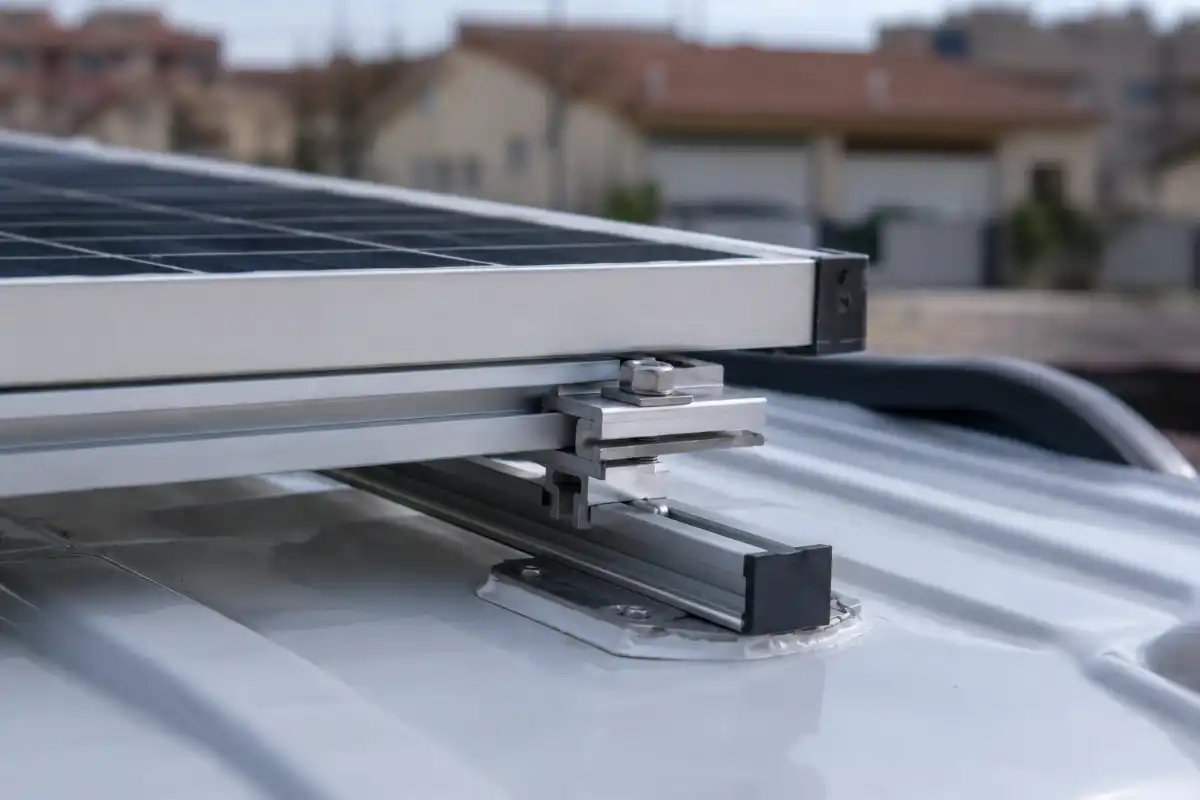 Placas solares 3 Detalle de fijación de panel solar rígido con perfiles de aluminio en techo de furgoneta homologar camper placas solares