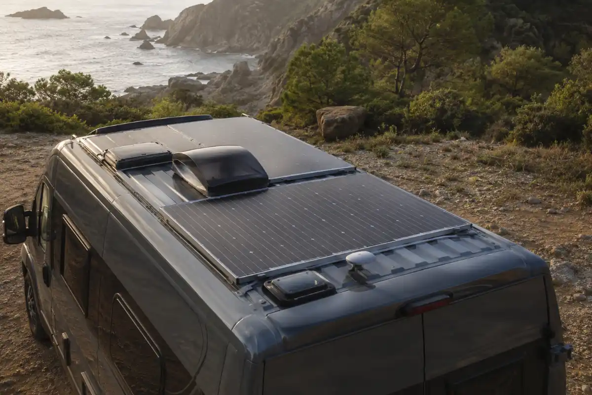 Placas solares 2 Techo de furgoneta camper con paneles solares instalados, vista cenital en ángulo homologar camper placas solares