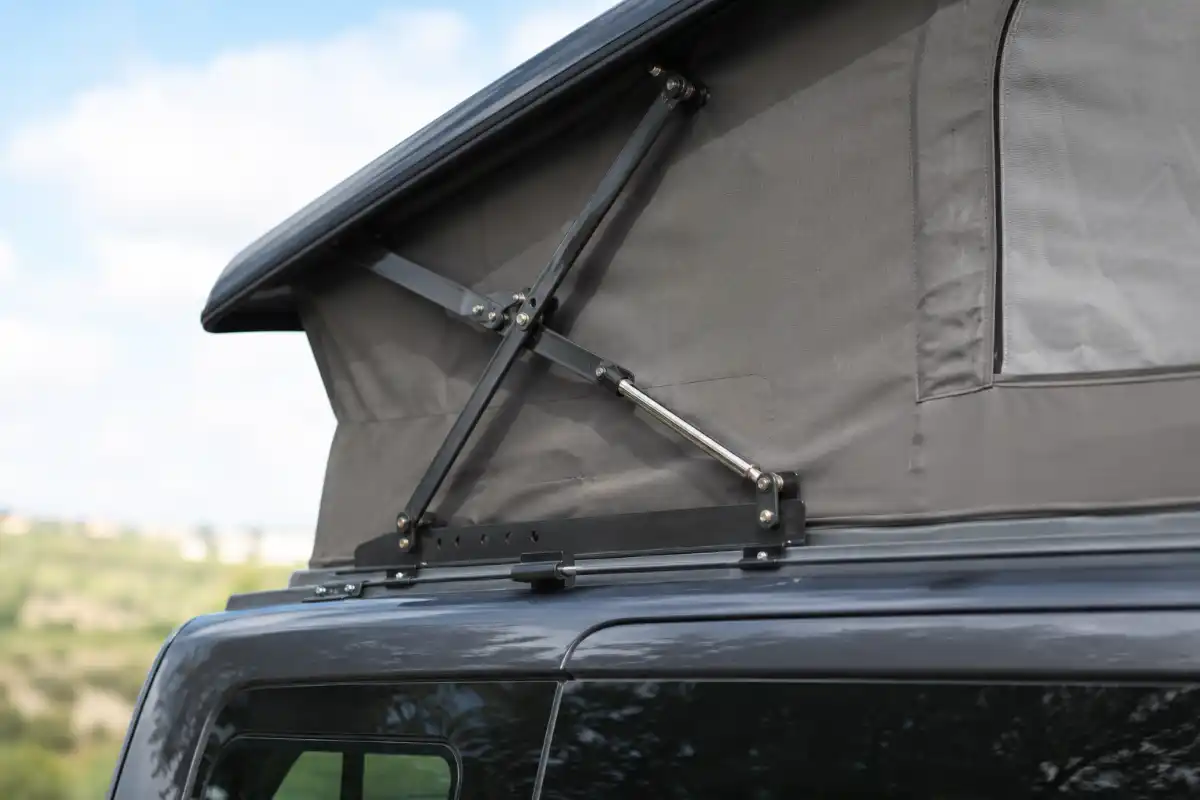 Techo elevable 3 Detalle del mecanismo de elevación de un techo SCA o Reimo homologar camper techo elevable