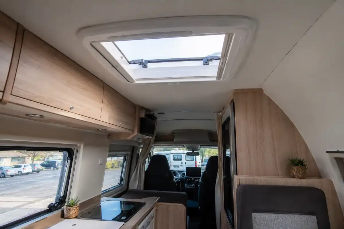 Ventanas 3 Interior de furgoneta camper con detalle de modificaciones homologar camper ventanas