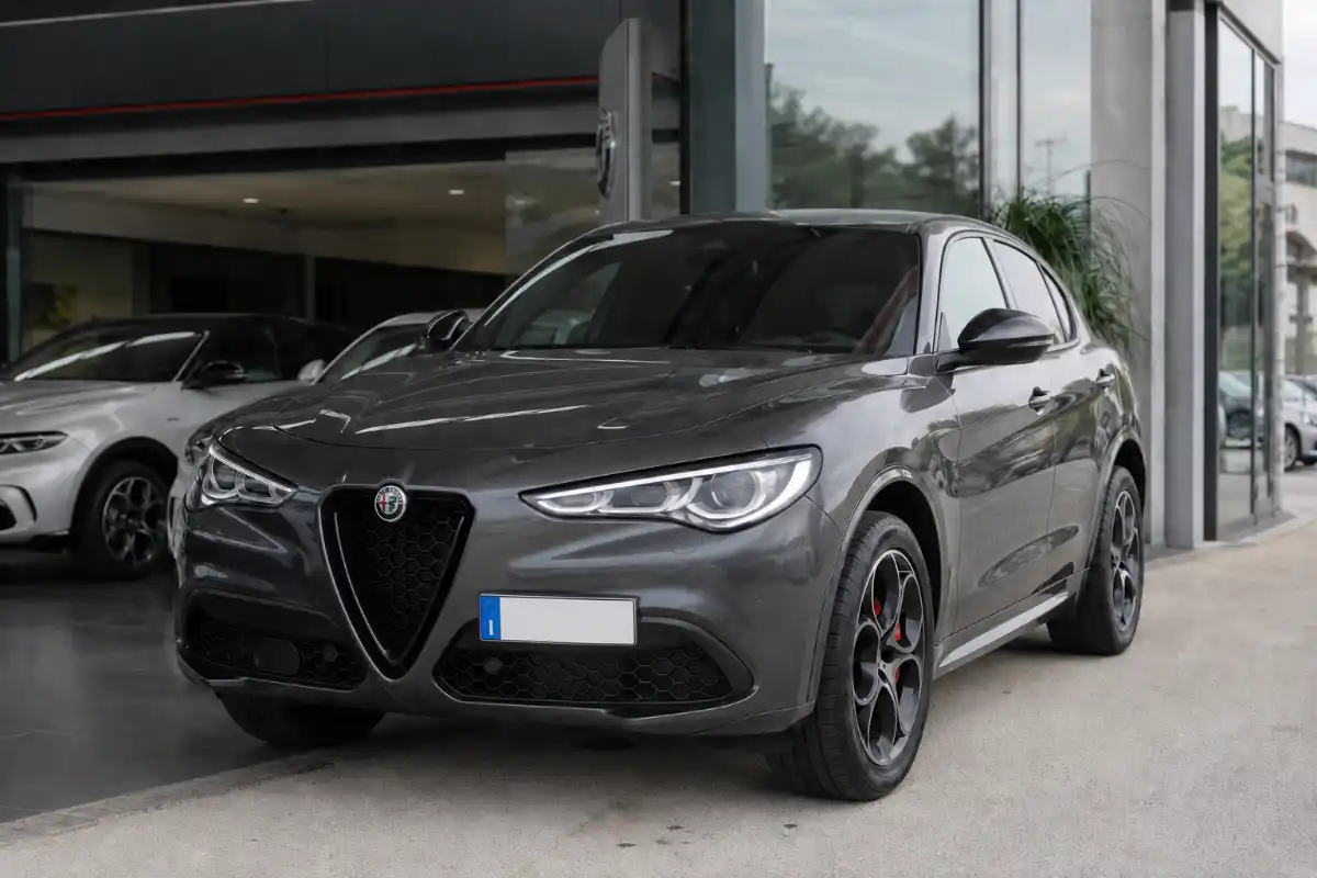 Homologar coche italiano: proceso y costes 3 Alfa Romeo en un concesionario italiano homologar coche italiano españa