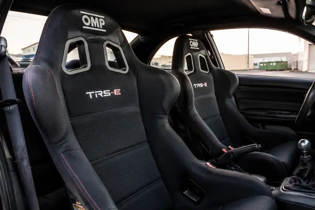 Asientos 2 Interior de coche con asientos baquets deportivos montados - detalle de modificaciones