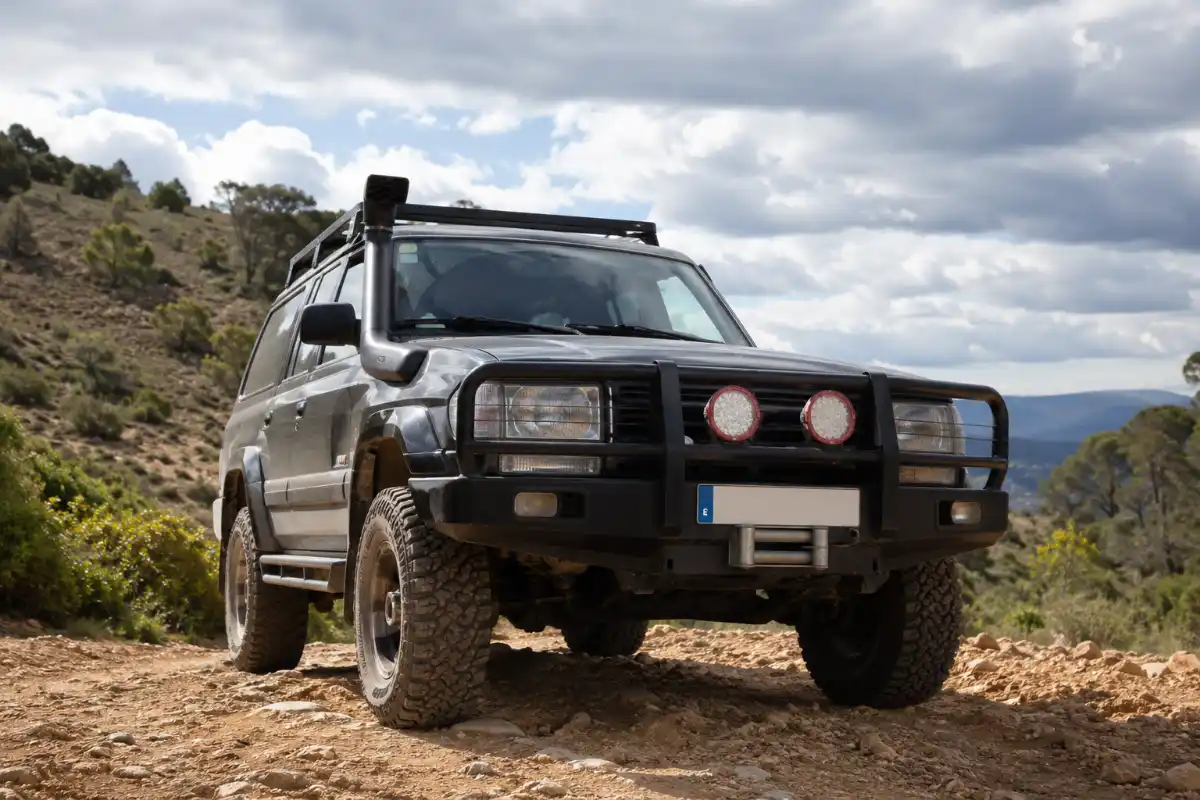 Carrocería 3 Todoterreno 4x4 preparado con snorkel, defensas y estriberas reformas carroceria
