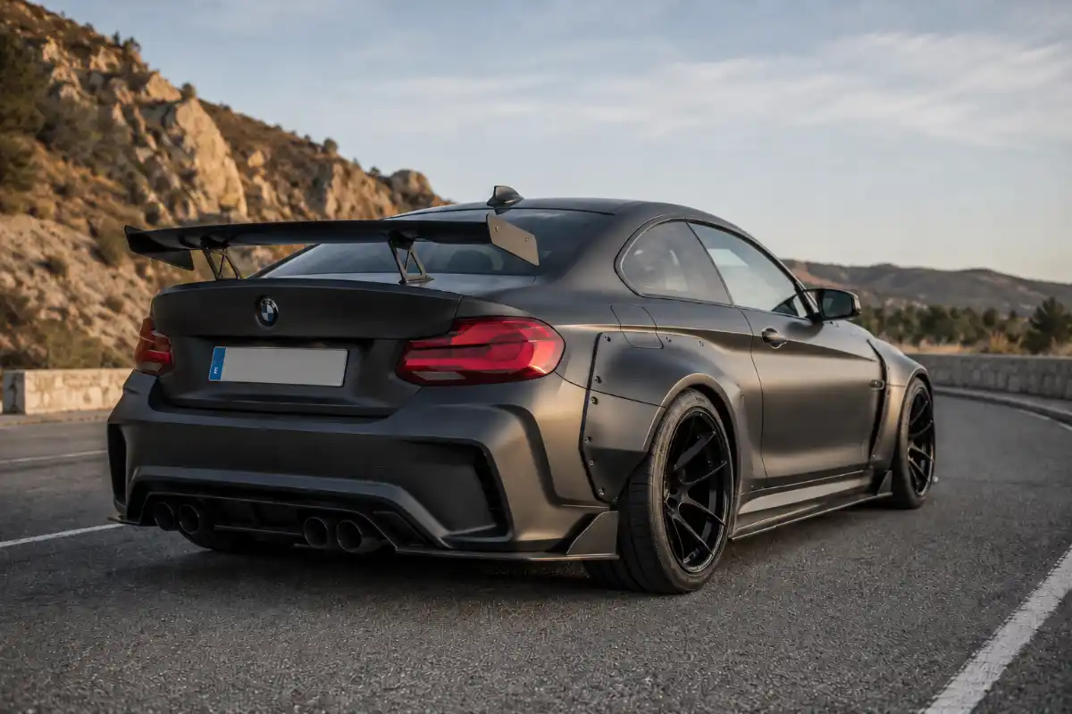 Carrocería 2 Coche con alerón trasero o kit widebody reformas carroceria