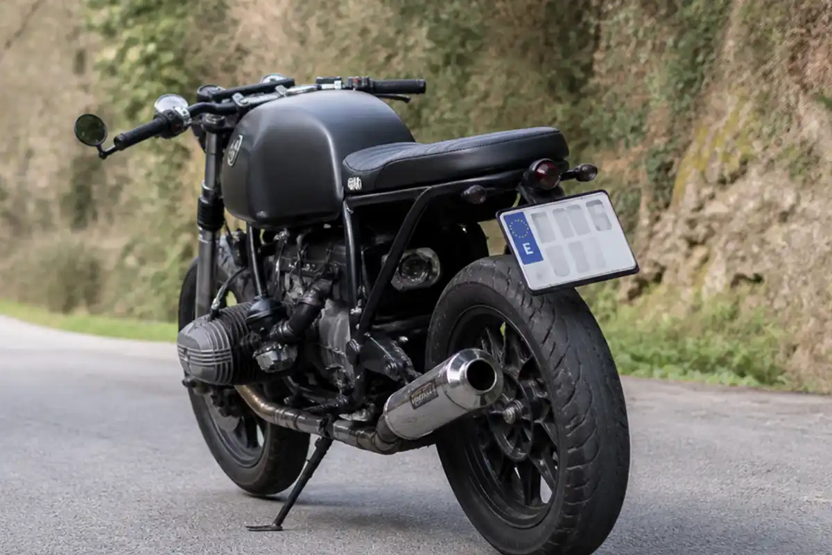 Escape 4 Moto con escape racing visible en bmw cafe racing customizada reformas escape