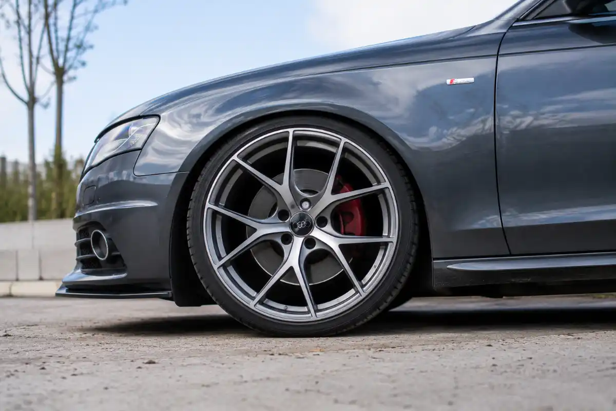 Llantas y Neumáticos 2 Llanta aftermarket de gran diámetro montada en coche en vista lateral baja reformas llantas
