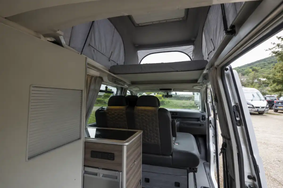 Techo elevable vs techo fijo: pros y contras 3 Interior de furgoneta camper con detalle de modificaciones con techo elevable vs fijo