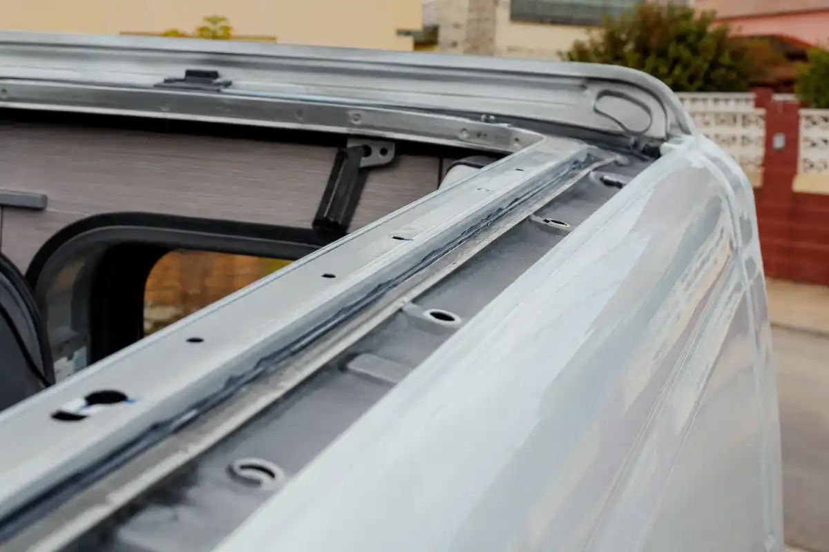 Techo elevable vs techo fijo: pros y contras 4 Detalle del corte de techo y refuerzo perimetral en instalación de techo elevable vs fijo